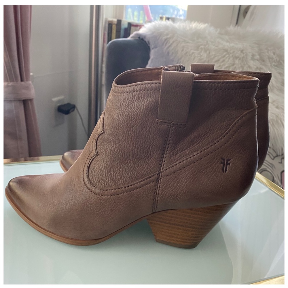 🤠FRYE  Booties 7.5 🤠 genuine leather amazing quality 👌